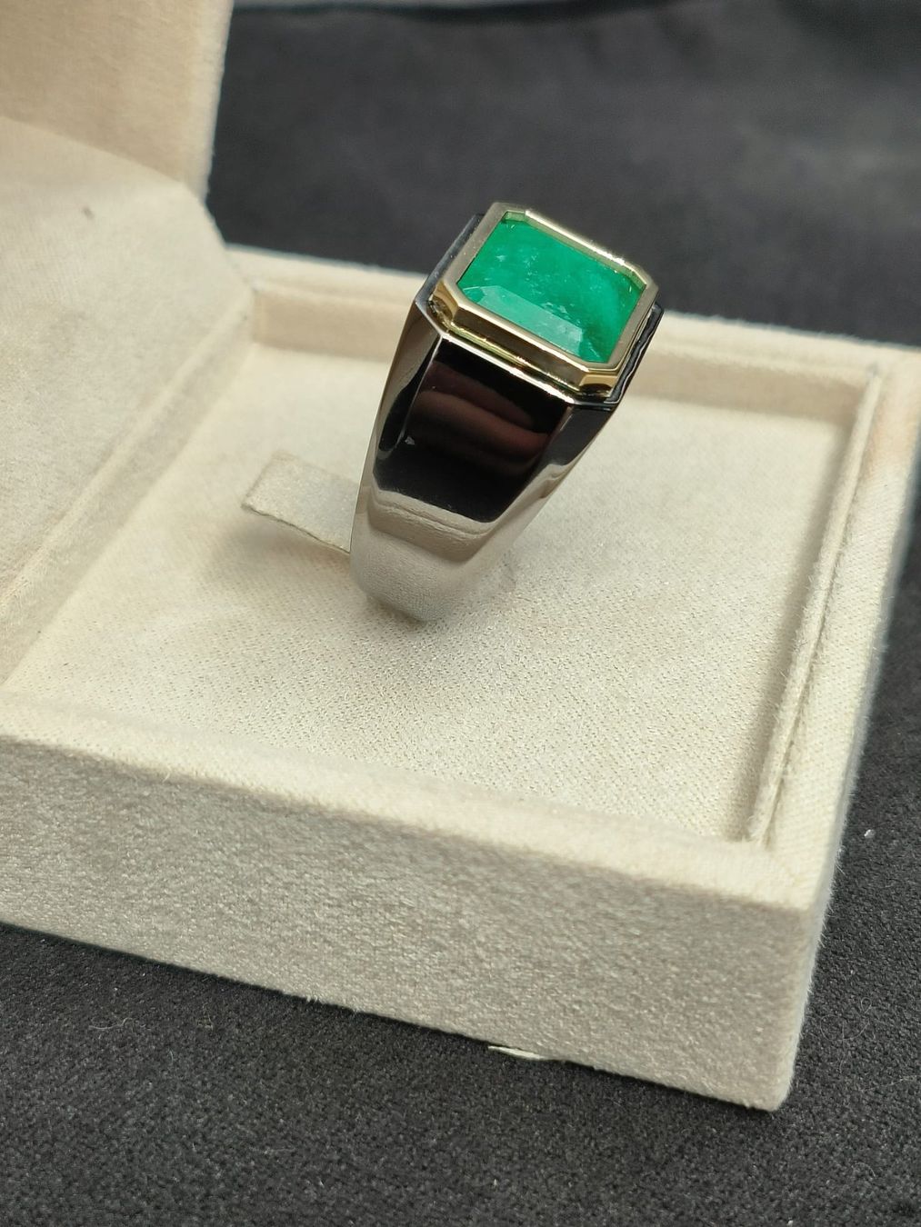 Anelli: Chevalière solitaire émeraude – Nuovo e nell'imballaggio originale da La Chaux-de-Fonds venduto da curtitswisswatches 5