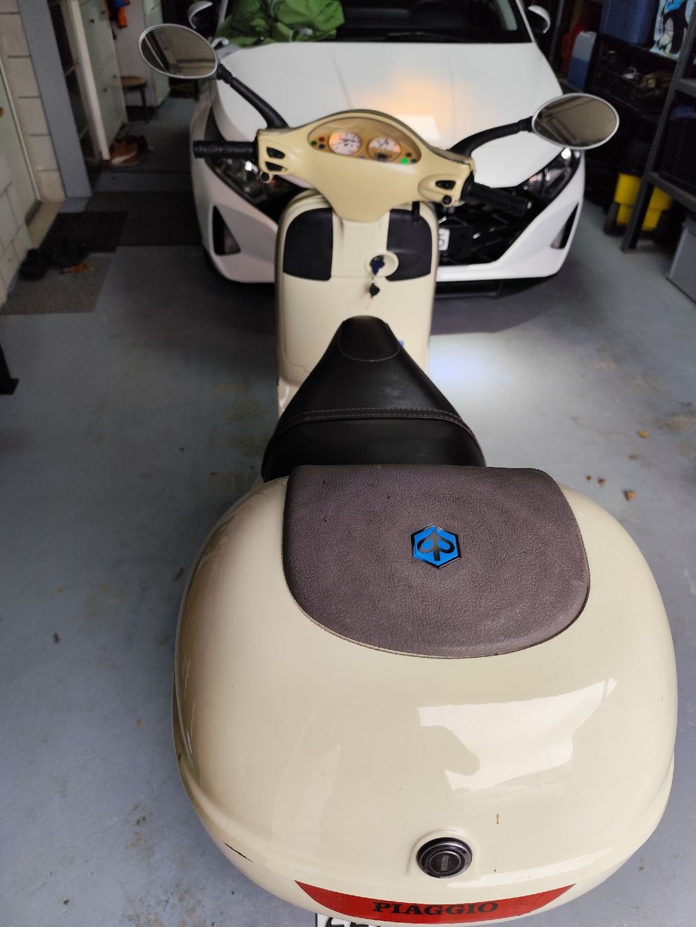 Piaggio Scooter: Top Piaggio Vespa Roller,beige,Topcase,6'550 – Usato da Metzerlen venduto da Susii80 1
