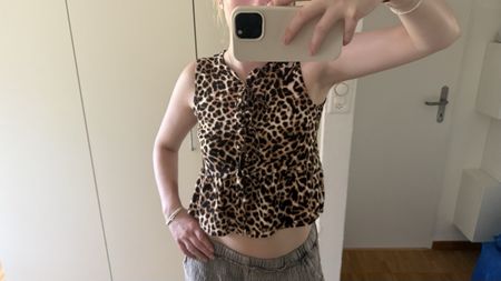 Damen Top Leo-Muster mit Rüschen Grösse S