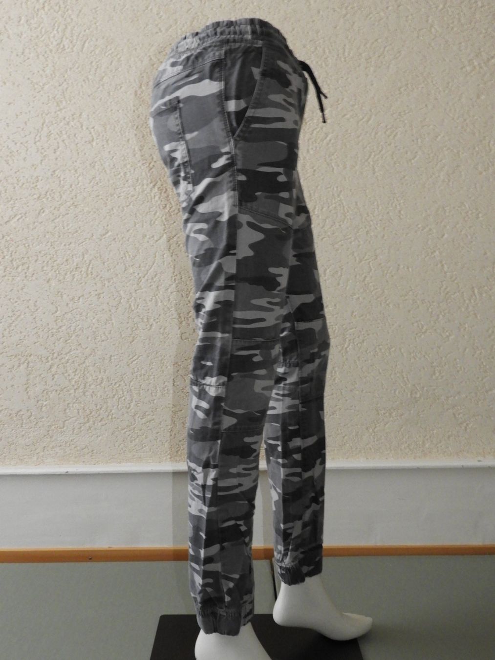 C&A Pantaloni: Pantalon camouflage garçon, taille 158 – Usato da Dombresson venduto da sev_bsb8 1