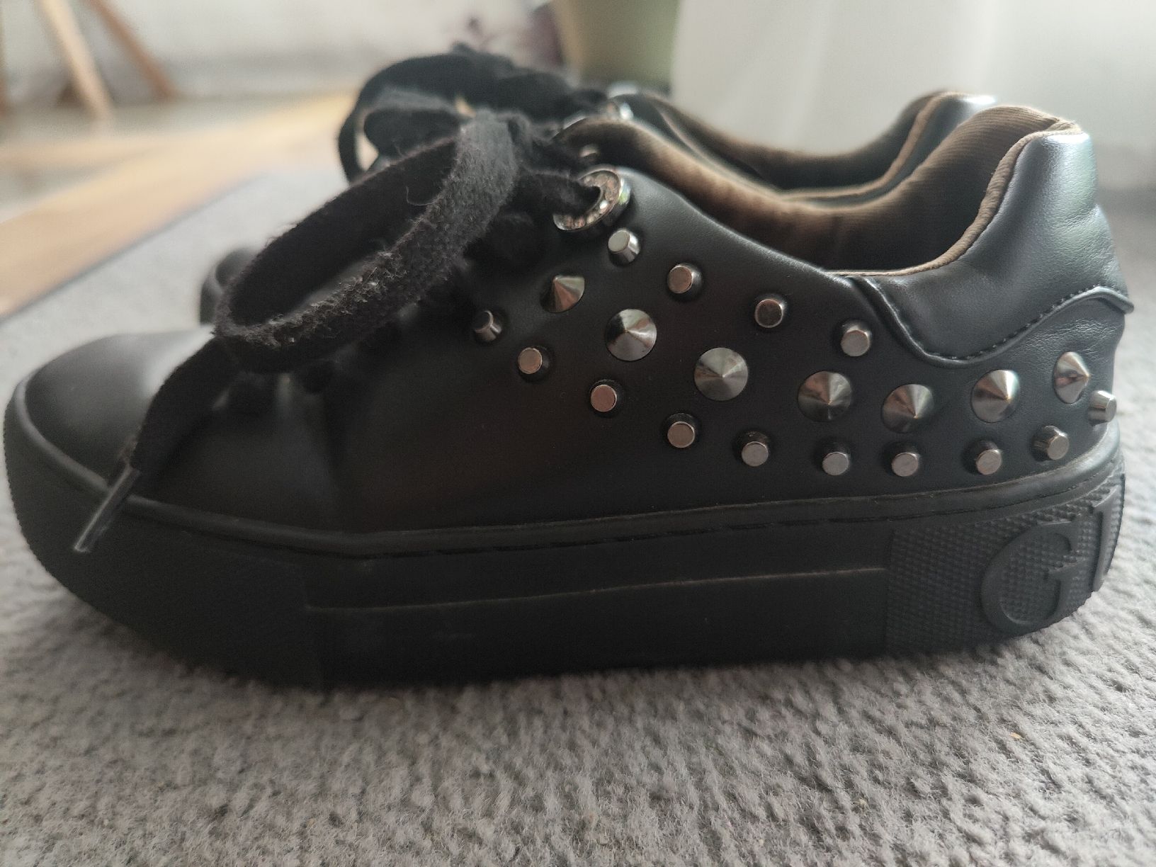 Chaussures hommes: Guess Sneakers gr.35 schwarz – D'occasion à Obernau par ChooseWisely