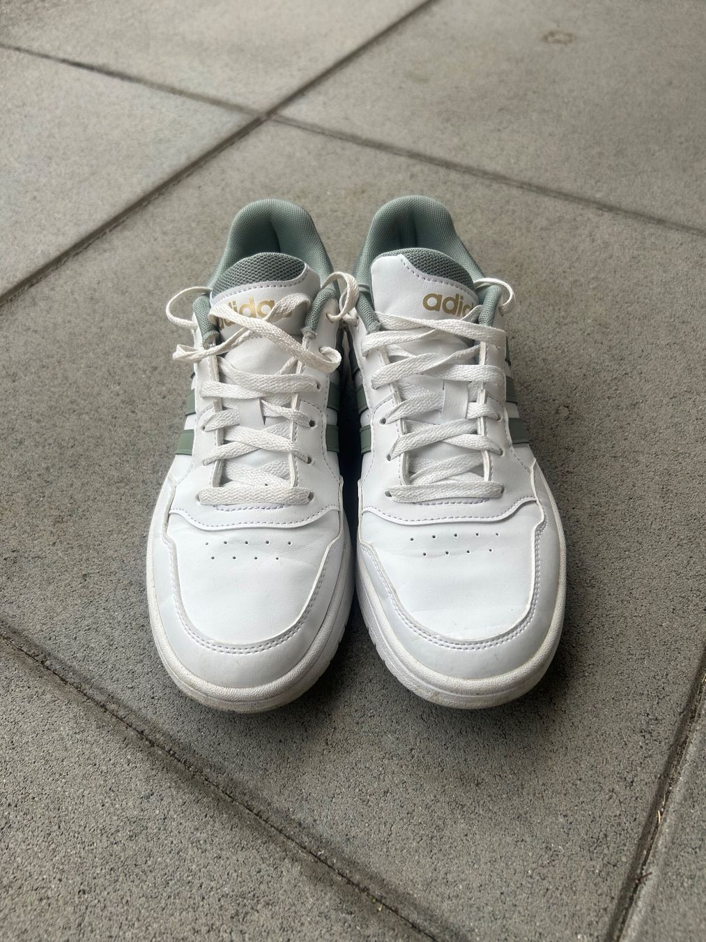 Adidas Damenschuhe: Une paire de basket Adidas – Gebraucht aus Courrendlin von loko2910