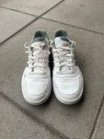 Une paire de basket Adidas