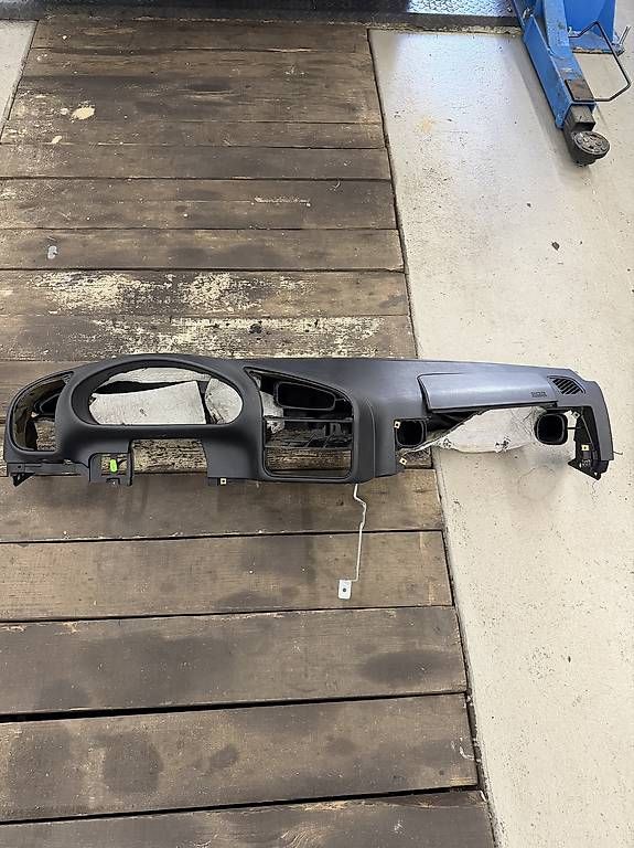 Alle Autoersatzteile: BMW E36 Amaturenbrett  – Gebraucht aus Münchwilen AG von Vinnis