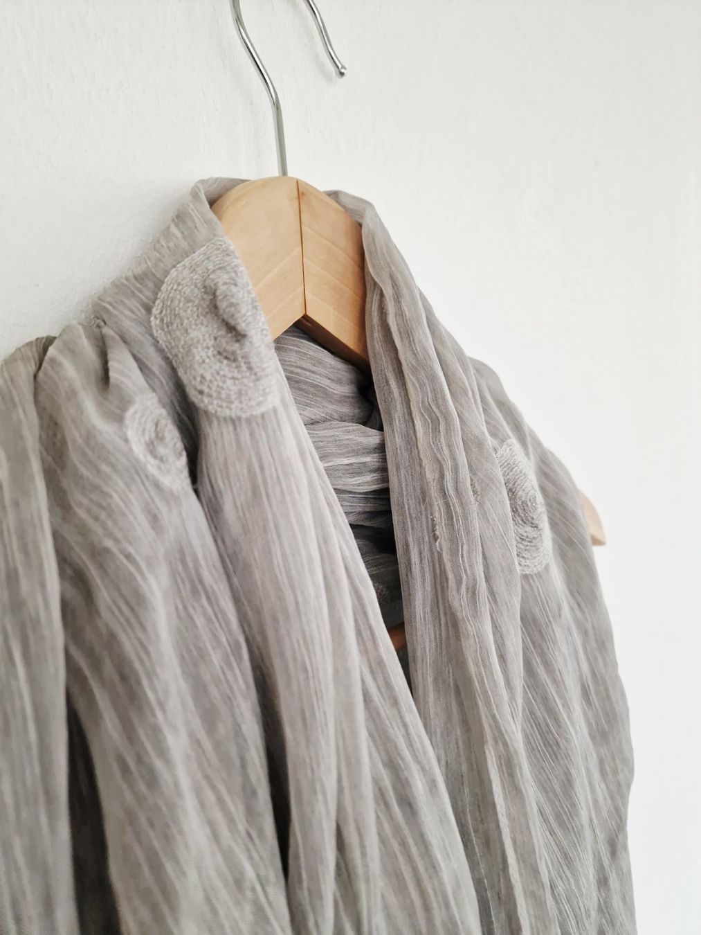 Foulard & Sciarpe: Damen Schal ca. 80cm x 200cm Grau – Usato da Hallau venduto da CHACLA 2