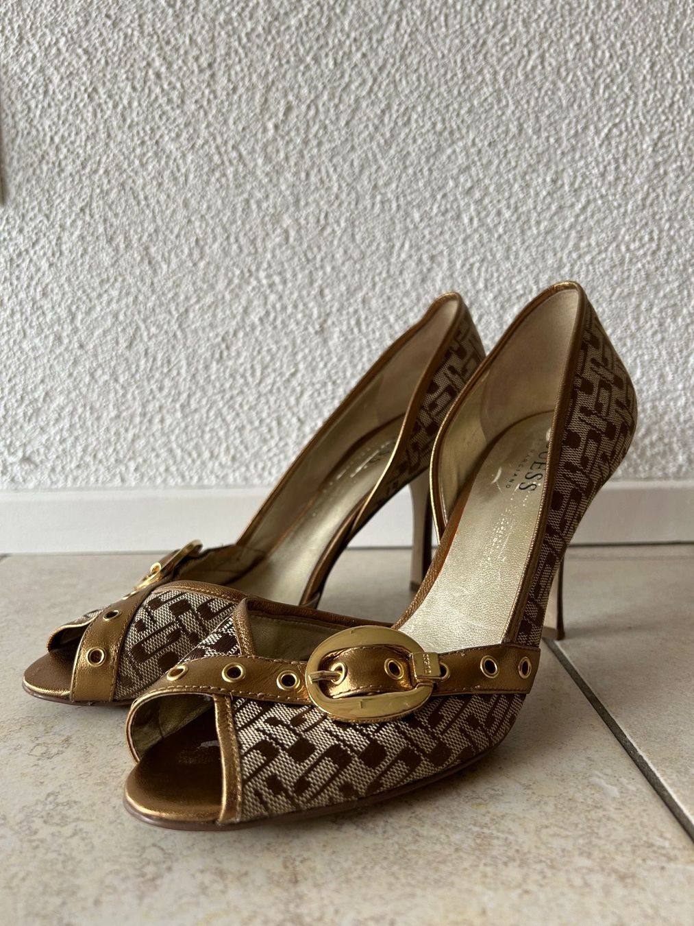 Guess Chaussures femmes: Escaprins GUESS – D'occasion à Cortaillod par lau_plf2