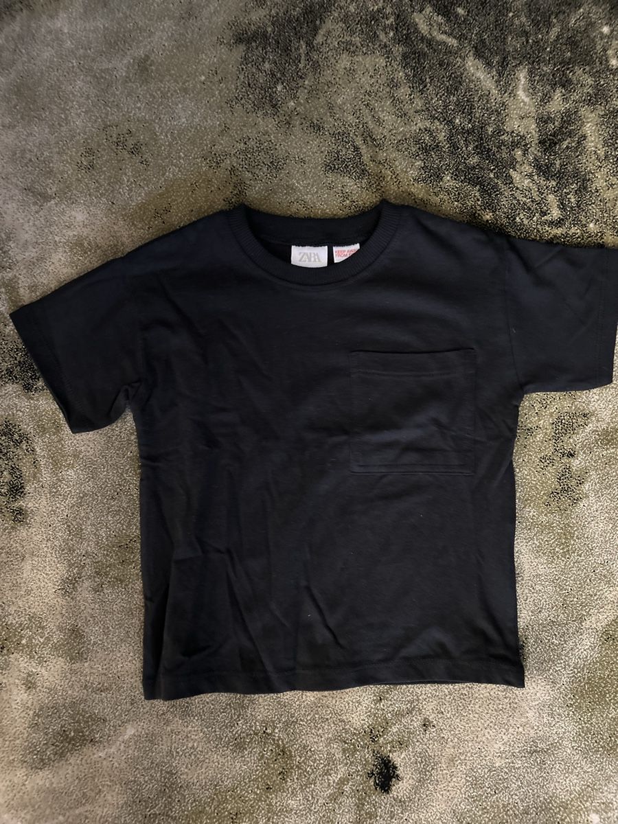 Zara T-shirt: Zara Crewneck Frontpocket Black 92 – Usato da Zollikon venduto da JuRock