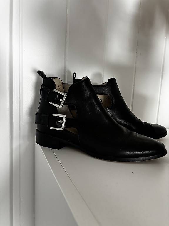 Scarpe da donna: Michael Kors Stiefeletten mit Cutouts Grösse 37.5 – Usato da Stäfa venduto da InesBo