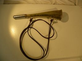 Altes Signalhorn aus Messing mit Lederriemen
