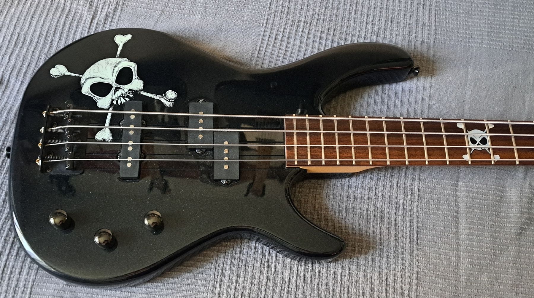 Strumenti musicali: Squier by Fender MB4 Scull – Usato da Yverdon-les-Bains venduto da ras_5ykt 1