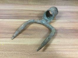 Antiker rostiger geschmiedeter 2 Zack Gabel