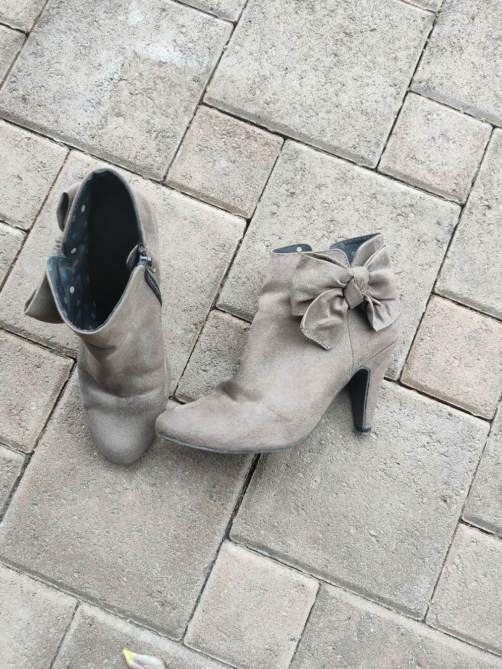 Scarpe da donna: Stiefeletten Wildlederimitat mit Schleife Gr.38 – Usato da Horgen venduto da Lulusa