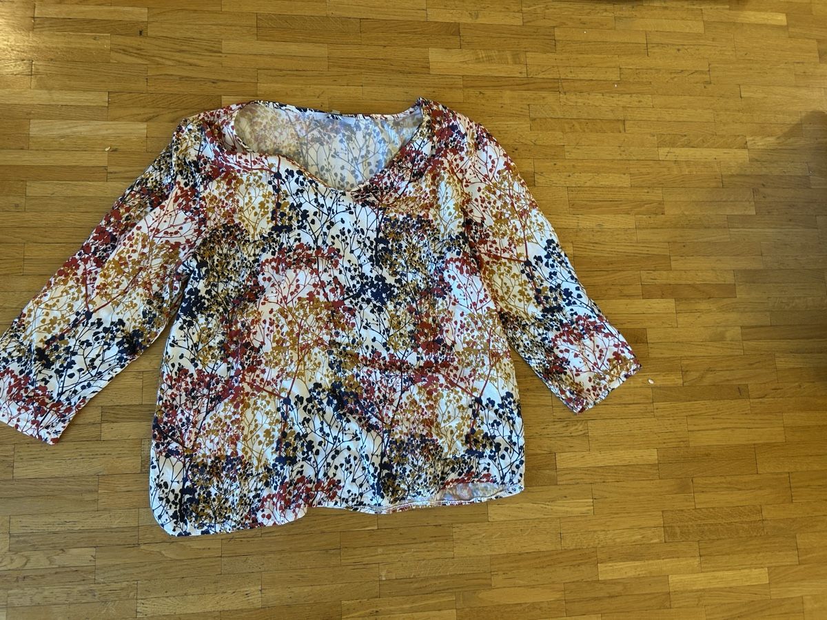 T-Shirts: La fée Maraboutee, pull viscose, col V, motif fleuri, T 42 – Gebraucht aus Lausanne von lavirgule