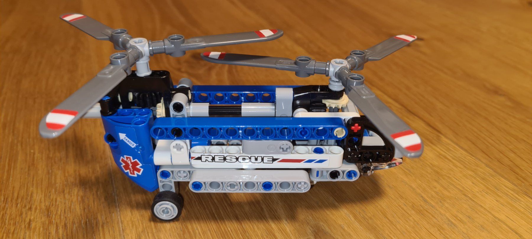 Lego Giocattoli: Lego Technic 42020 - Twin-rotor Helicopter – Usato da Windisch venduto da mawa667