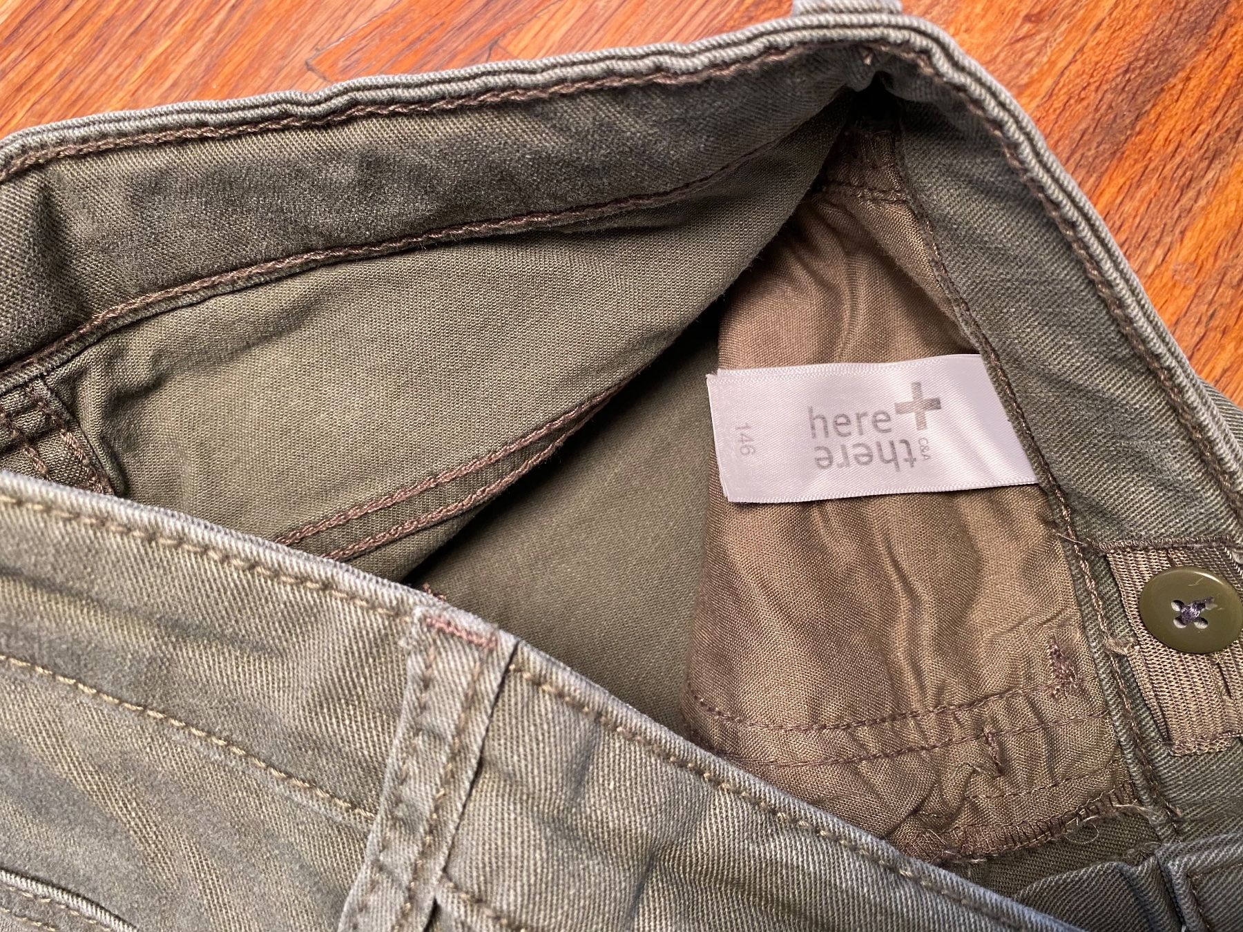 Pantaloni: lässige Shorts Gr. 146 – Usato da Buchrain venduto da Sunny026 2