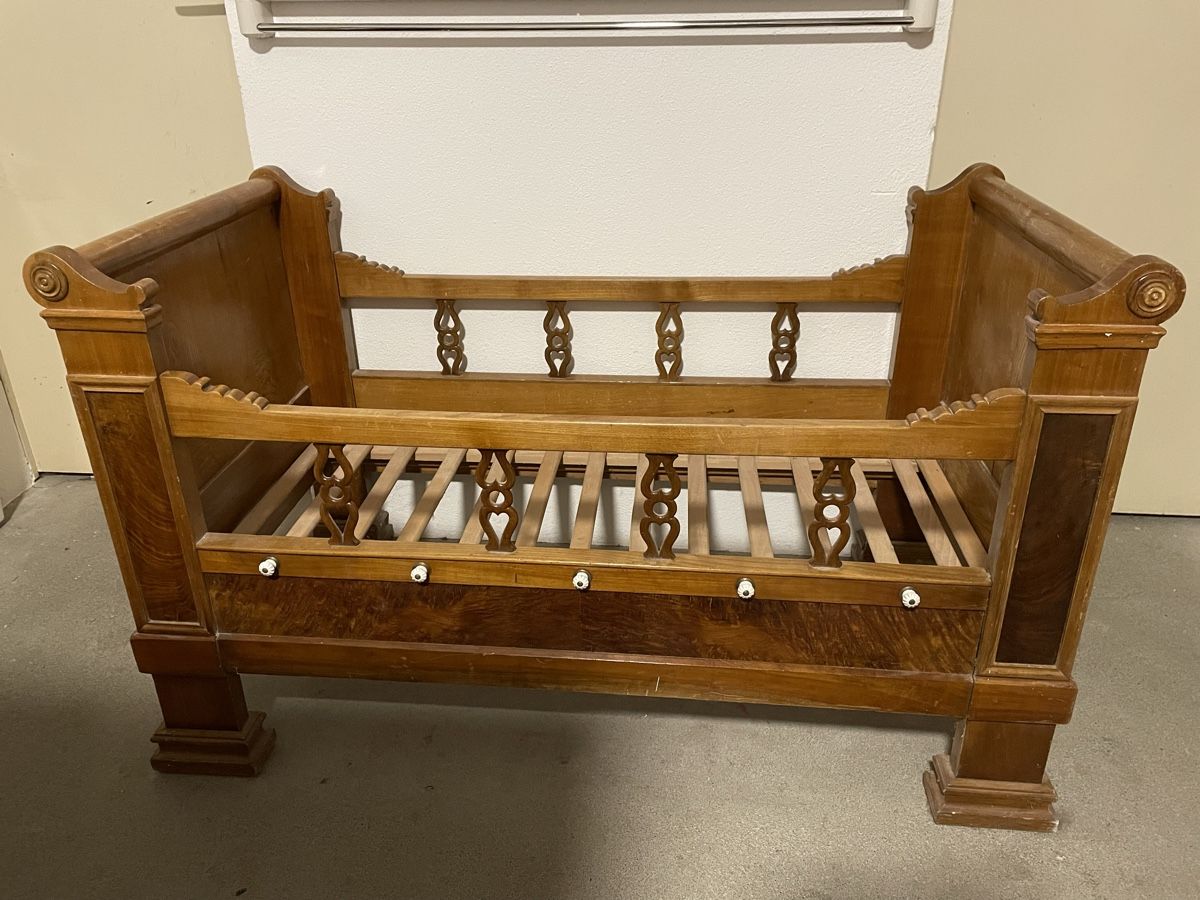Letti: Couchette en bois avec porcelaine – Usato da Charmey (Gruyère) venduto da ovo_2pn9