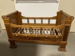 Couchette en bois avec porcelaine