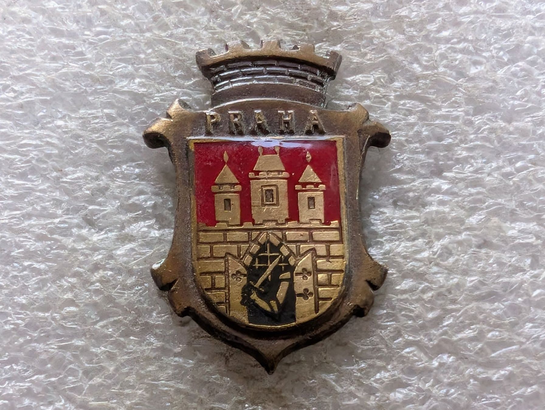 Plaketten & Abzeichen: Ansteckpin 206: Praha – Gebraucht aus Oppligen von Pin-Fall-Shop