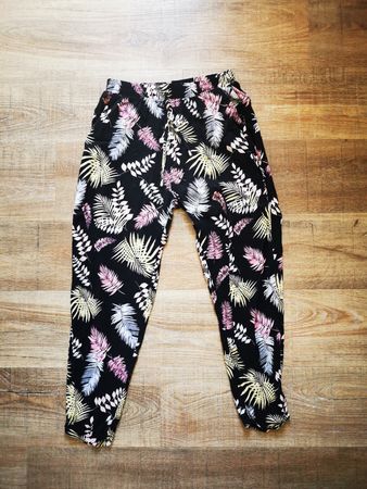 Leichte Sommer-Hose mit Palmenprint, Gr. M, Schwarz-Bunt