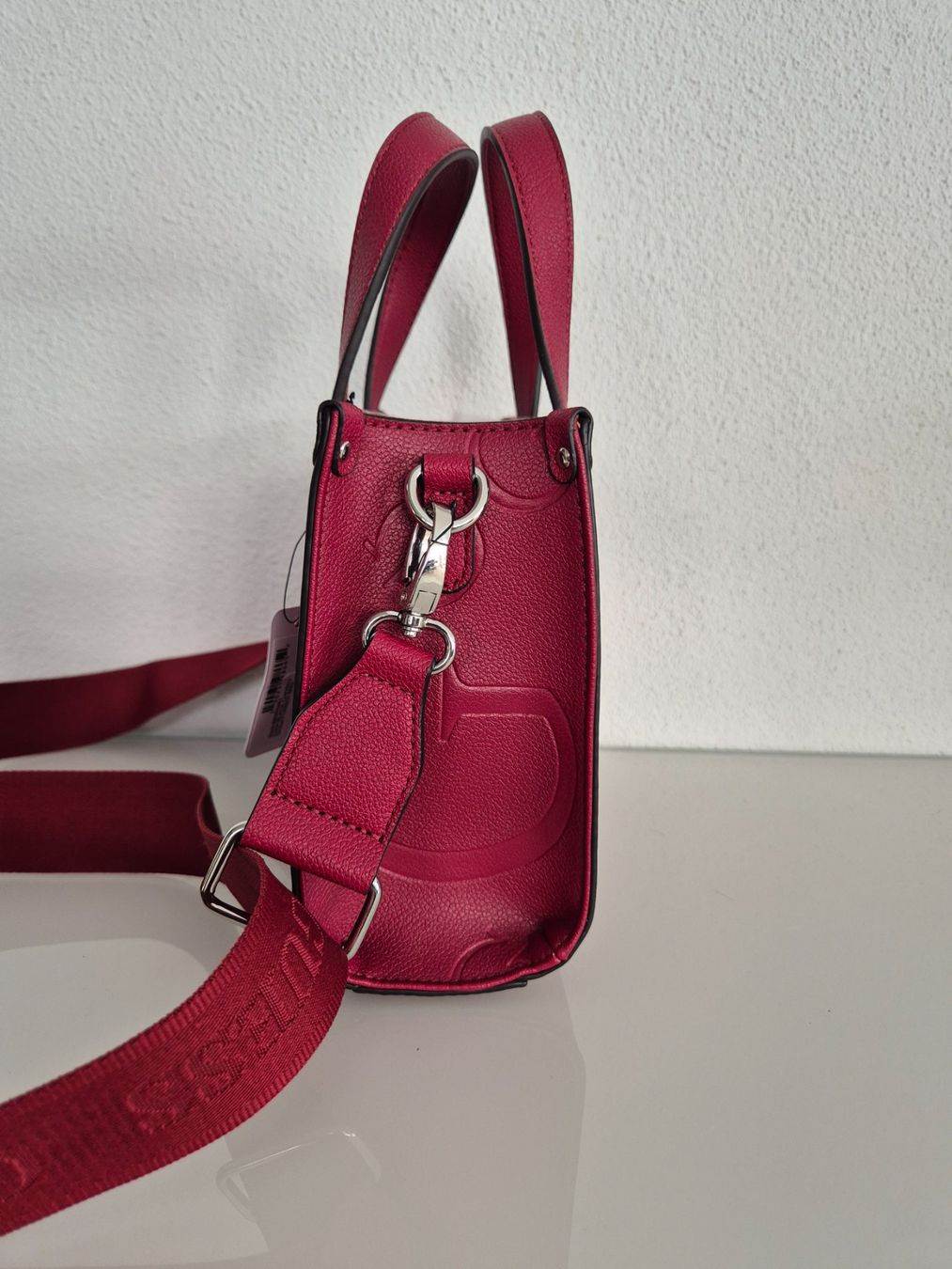 Guess Borse da donna: Neue, originale Guess Tasche Forber Mini in dark cherry – Nuovo e nell'imballaggio originale da St. Erhard venduto da Saskia0 2