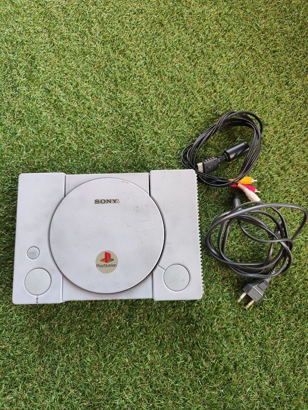 Sony Console: Sony PlayStation 1 Konsole mit Kabeln. – Usato da Thun venduto da wol_krx6