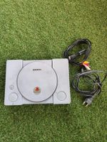 Sony PlayStation 1 Konsole mit Kabeln.