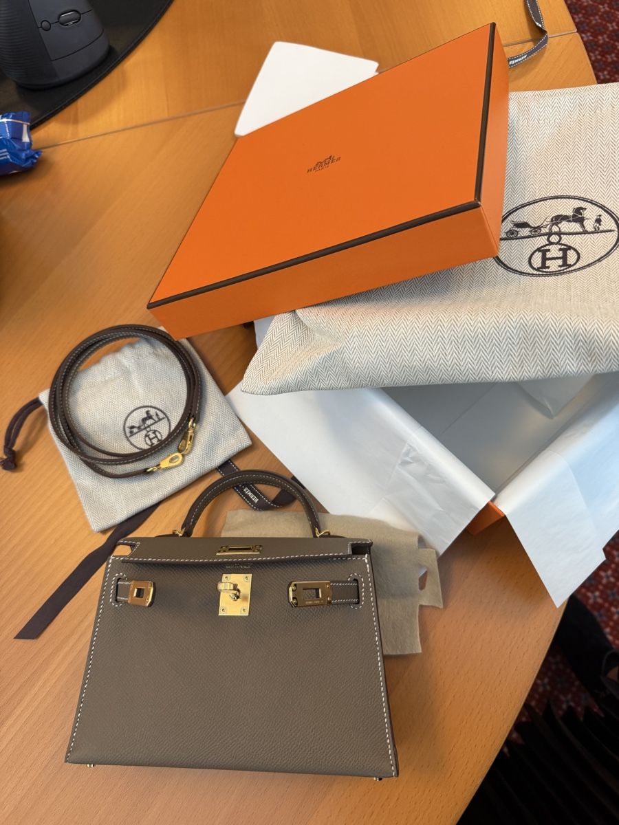 Hermès Taschen für Damen: Hermès Mini Kelly 20, Étoupe, Epsom, Gold Hardware – Neu und originalverpackt aus Genève von Sally_LuxxyGeneva 1