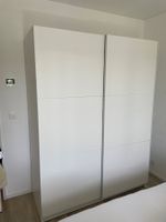 Penderie 150 cm avec portes coulissantes et tiroirs