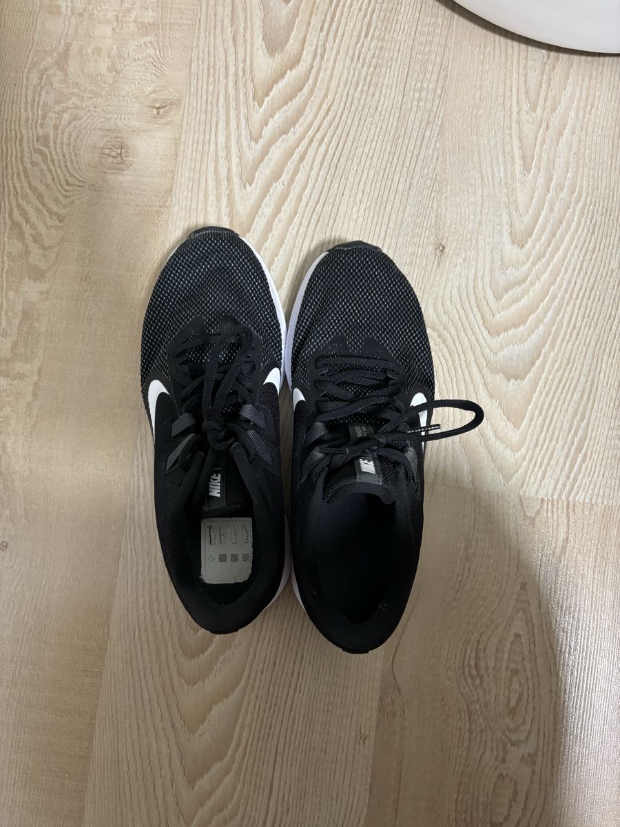 Nike Scarpe da donna: Nike Laufschuhe Grösse 38.5 – Nuovo (secondo la descrizione) da Baar venduto da chi_68h7