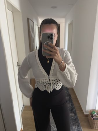 Kurzer Cardigan weiss mit Häkelspitze