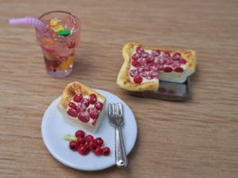 Handmade Trübeliwähe mit Trübelisirup, auf Keramik Teller