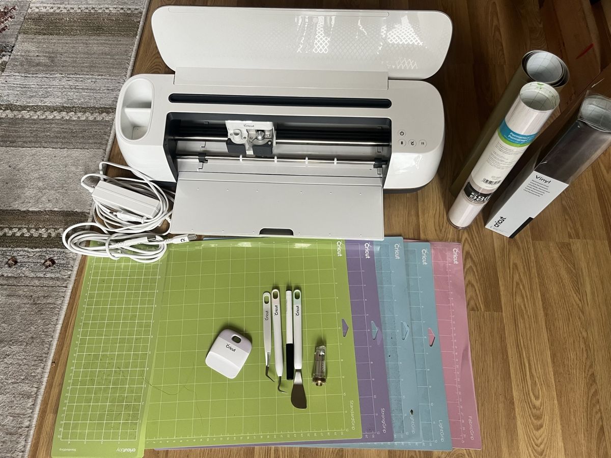 Cricut Drucker: Cricut Maker Schneideplotter + Zubehör Set – Neu (gemäss Beschreibung) aus St. Gallen von Zirta_17