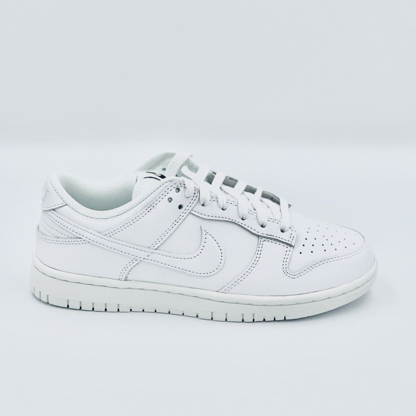 Nike Scarpe da donna: Nike Dunk Low Triple White EU 36 – Nuovo e nell'imballaggio originale da Erlinsbach venduto da sasneakers 5