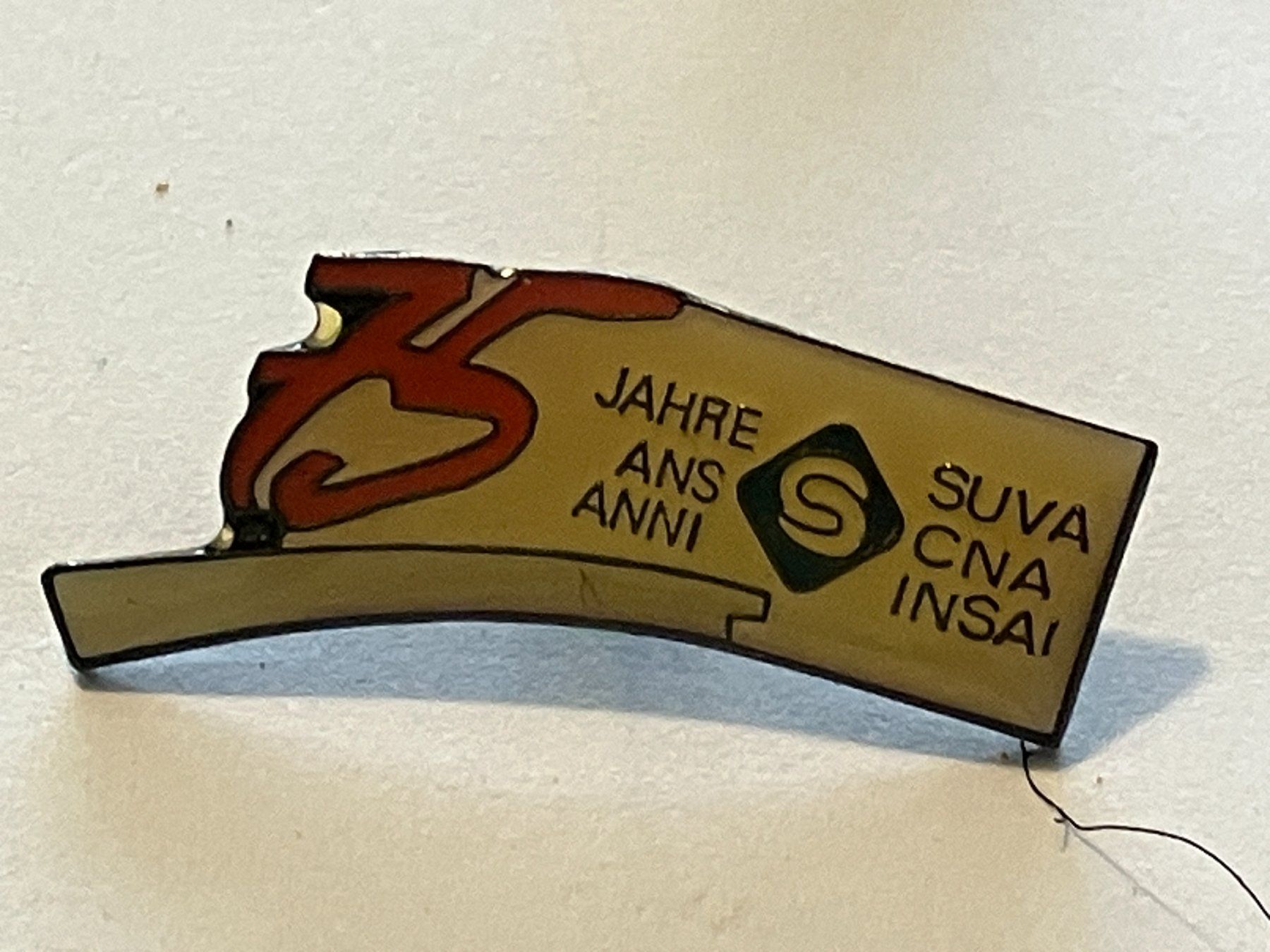 Plaketten & Abzeichen: 1 Pin Suva 75 Jahre – Gebraucht aus Basel von djwwpp