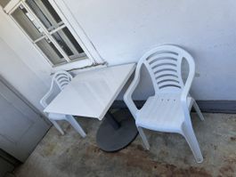 Gartentisch mit 2 Stühlen weiss guter Zustand