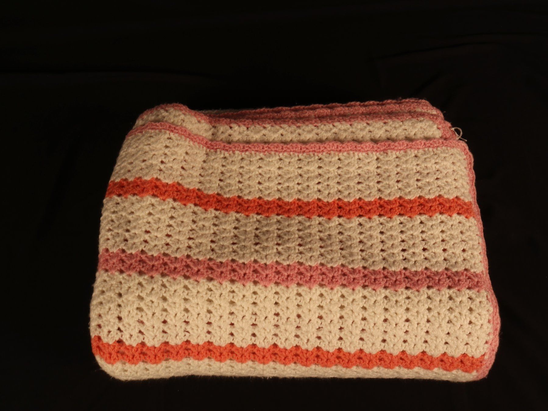 Coperte: HANDARBEIT Gehäkelte Decke weiss/rosa – Usato da Steinen venduto da Restwert_Steinen 2