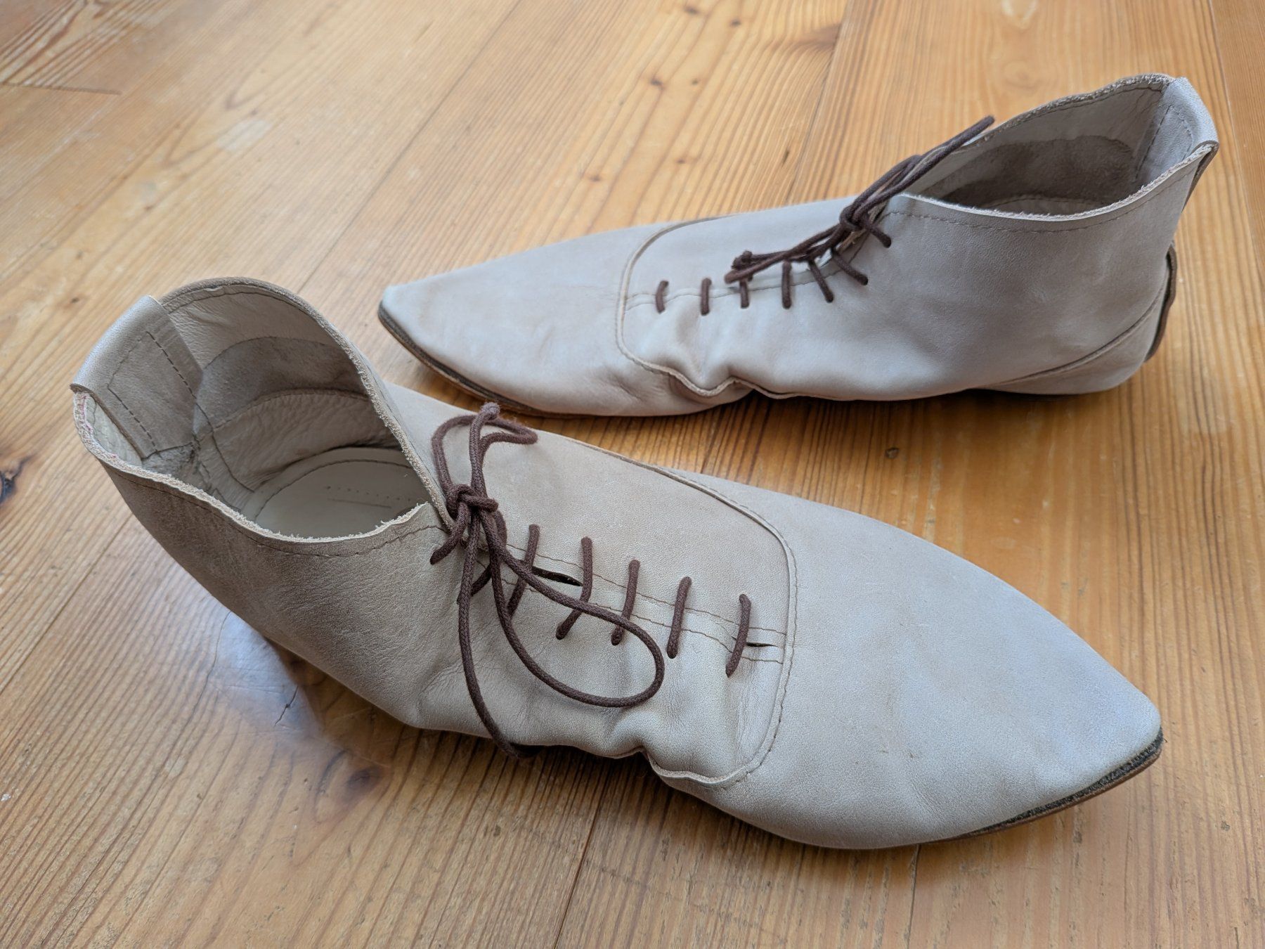 Scarpe da uomo: Weiche Lederschuhe, handgenäht nach historischem Vorbild – Usato da Gempen venduto da DennisKl 3