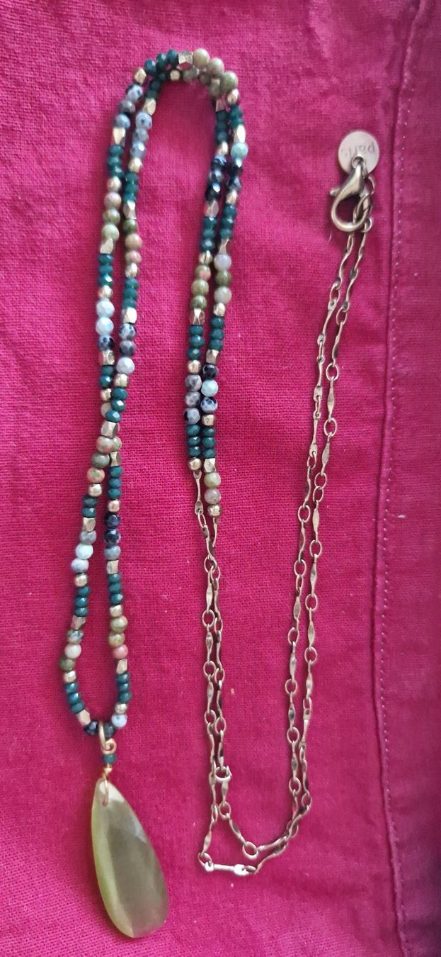 Catenine: Collier perles et métal doré et vert avec pendentif vert – Usato da Münchenbuchsee venduto da capa2014