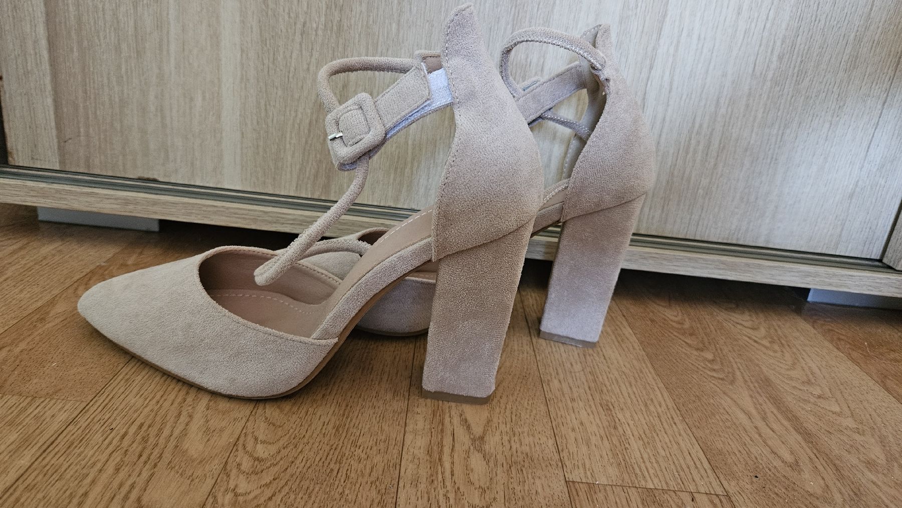 Scarpe da donna: Sommer-Pumps beige, elegant, Gr. 39, Neu. – Nuovo (secondo la descrizione) da Glattbrugg venduto da SnowWhite01