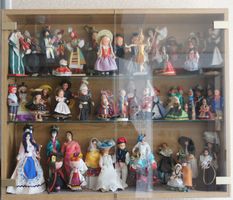 2 Wandvitrine mit Tranchtenpuppen als aller Welt NEUER PREIS