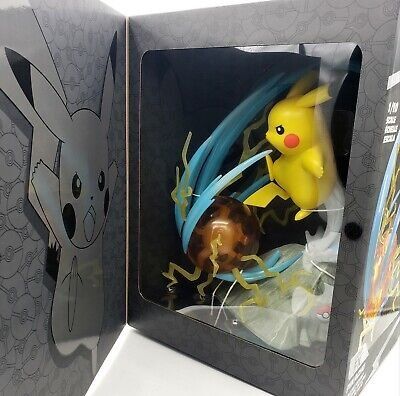 Pokémon Giocattoli: Pokémon Statue Pikachu 33cm Deluxe / mit Lichtfunktion – Nuovo e nell'imballaggio originale da Oensingen venduto da Liquidations-Shop 1