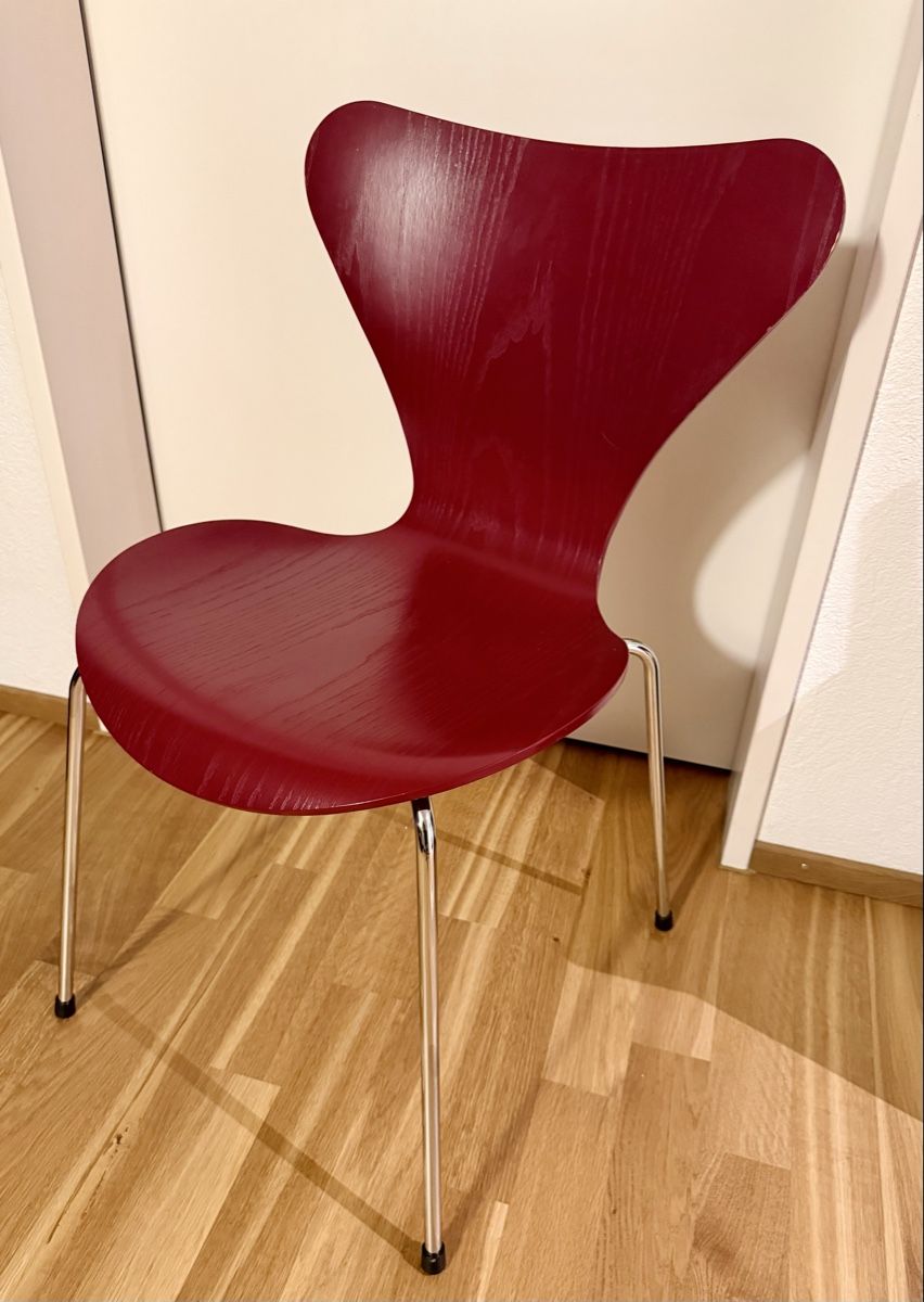 Fritz Hansen Stuhl Serie 7 Arne Jacobsen weinrot (Gebraucht) in Wetzikon ZH für CHF 79 – nur Abholung auf Ricardo kaufen
