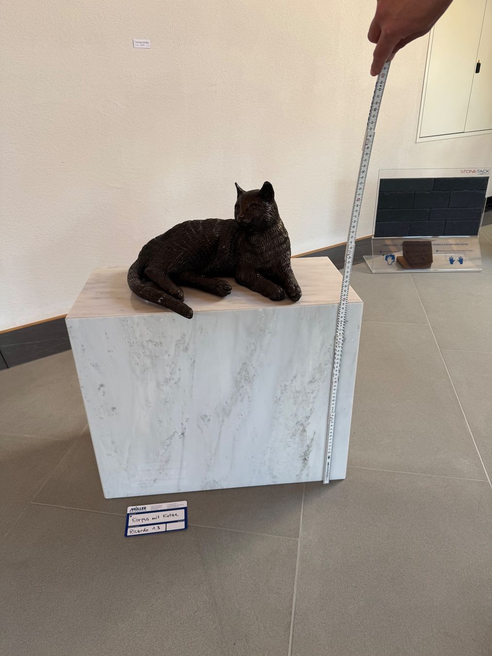 Figuren: Korpus mit Bronze Katze – Gebraucht aus Neuhaus von Mueller_Naturstein 2