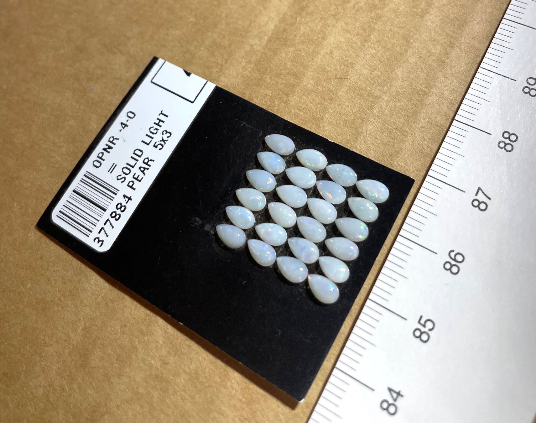 Fossili: 24 Stk  Cabochons Opal  echt winzig neu   SET – Nuovo e nell'imballaggio originale da Leuggern venduto da gemshow 5