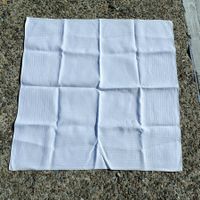 Weisses Tisch Deckchen mit Stickerei und Monogramm gebraucht
