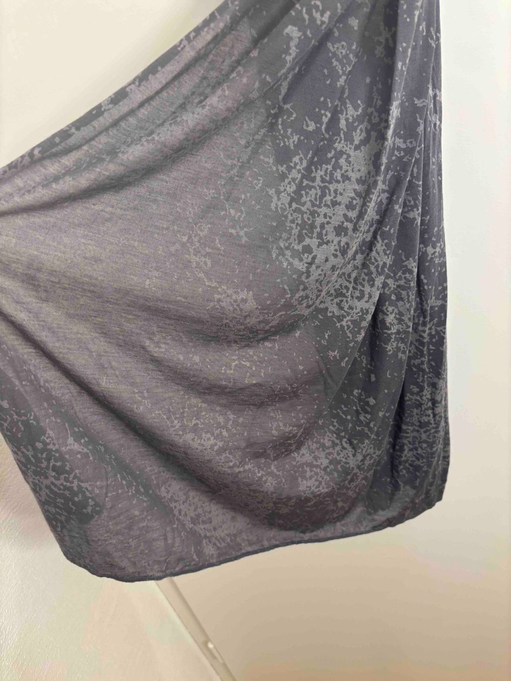 Foulard & Sciarpe: Dünner Stoff-Schal in Grau – Usato da Thalwil venduto da san_685y 2
