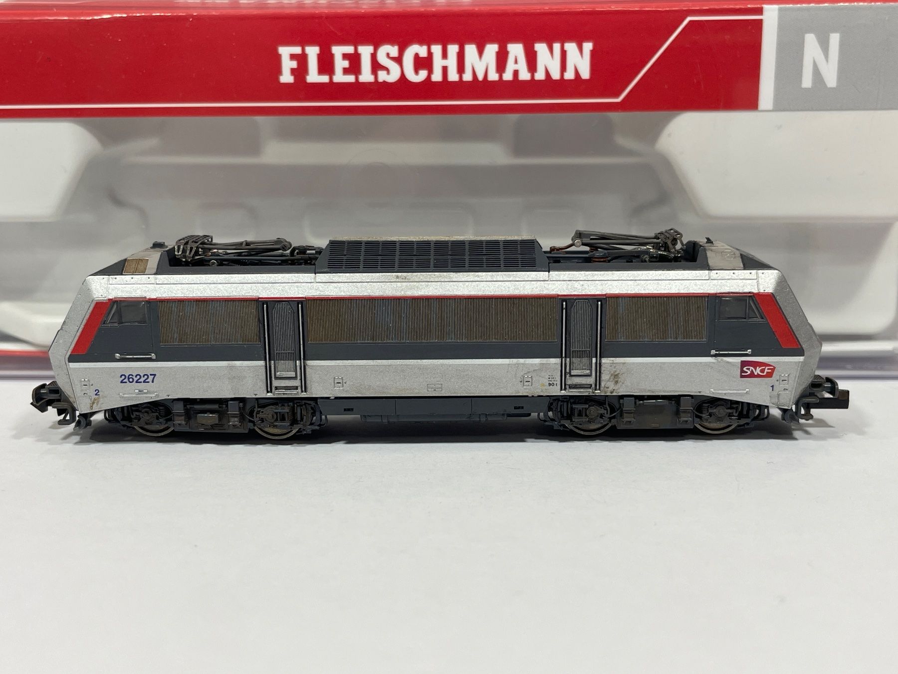 Fleischmann Modellini di ferrovie: Fleischmann 732241 SNCF BB 26227 E-Lok, gealtert, Spur N – Usato da Wilderswil venduto da Modellbahn-Shop-Moll 1