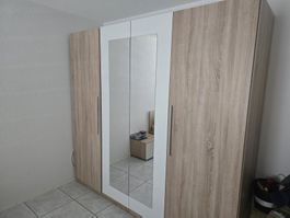 Schlafzimmer Ausstattung (Bett, Matratze, Schrank, Kommode)