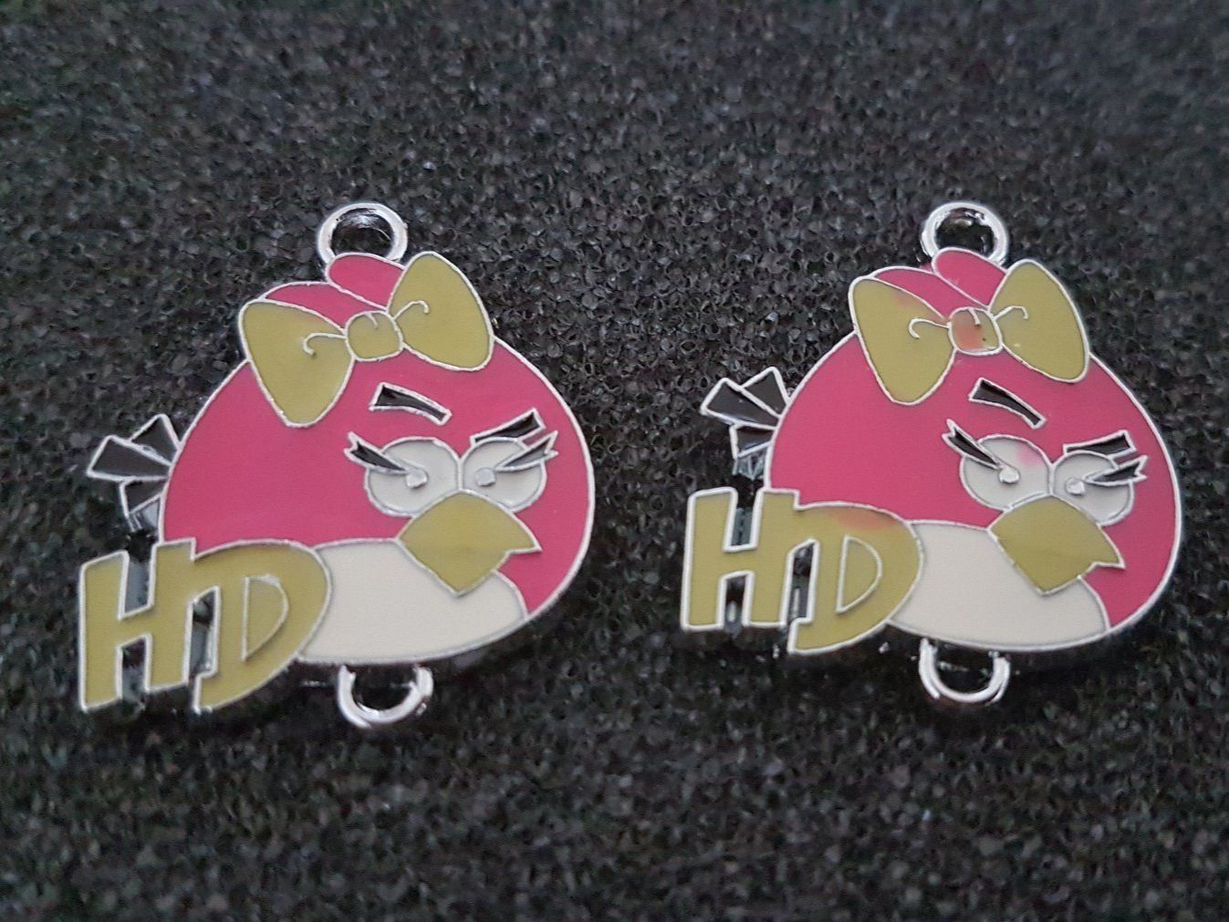 Ciondoli: Angry Birds : 1 pendentif émaillé ROSE – Nuovo e nell'imballaggio originale da Lutry venduto da kylab7