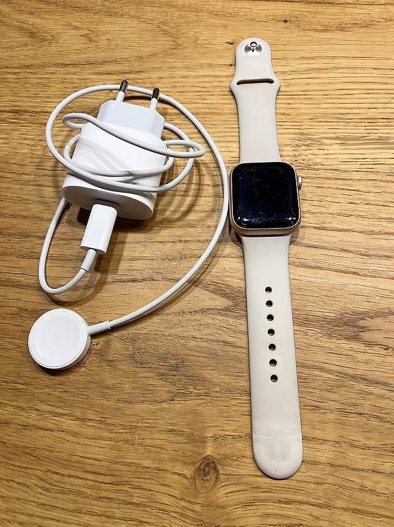 Apple Smartwatch: Apple Watch SE 40mm – Gebraucht aus Brüttisellen von fla_t2gx